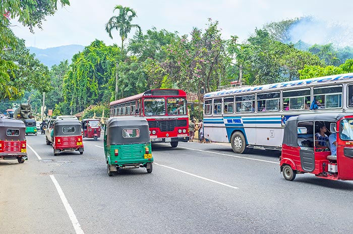 By car or taxi from Colombo to Kandy