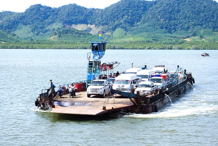 A ferry that travels between the mainland and Koh Lanta